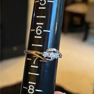 L-19: Solid 10k WG 3 stone Diamond ring in swirl design- sz 6 3/4-  .20 ct round